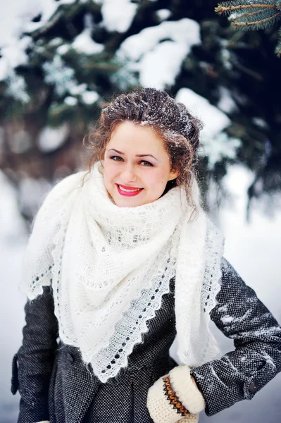 Jovem mulher atraente no inverno ao ar livre — Fotografia de Stock