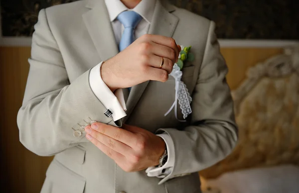 Groom wears cufflinks — Stock Photo, Image