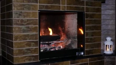 Noel akşamı şöminede yanan ateş