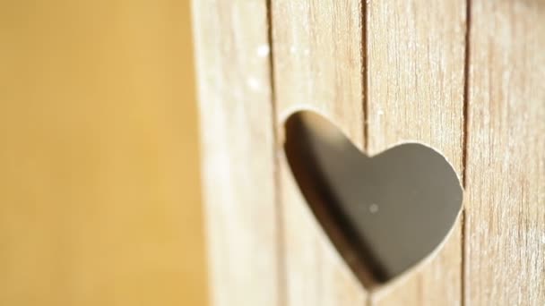 Elementos candelero de madera primer plano con una ventana en forma de corazón — Vídeos de Stock