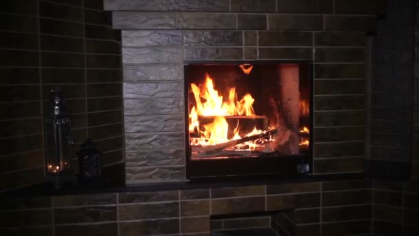 Feu brûlant dans la cheminée le soir de Noël — Video