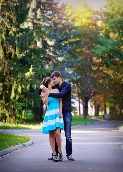 Adorável jovem casal no parque — Fotografia de Stock