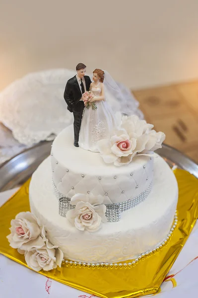 Bolo de casamento tradicional e decorativo na recepção do casamento — Fotografia de Stock