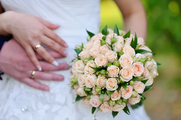 Panna młoda trzyma wesele bukiet róż różowy i biały — Zdjęcie stockowe