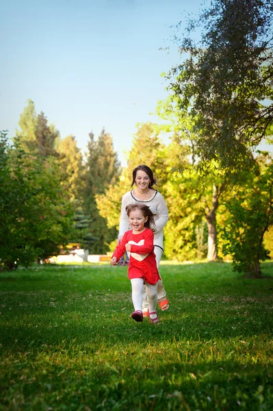 Familia feliz en el parque en primavera — Foto de Stock