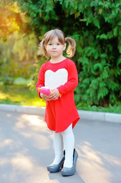 Mooie babymeisje in het park — Stockfoto