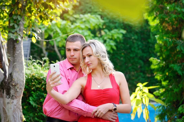 Lyckliga unga par med en selfie med smarta telefonen — Stockfoto