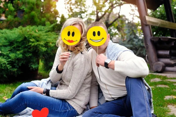 Paar liefhebbers gesloten gezicht emoticons — Stockfoto