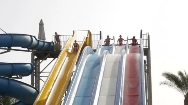 Népszerű üdülőhely medencéi és aquapark a szálloda Egyiptomban — Stock videók