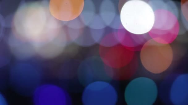 Lumières multicolores déconcentrées dans la ville la nuit