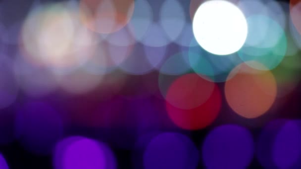 Lumières multicolores déconcentrées dans la ville la nuit