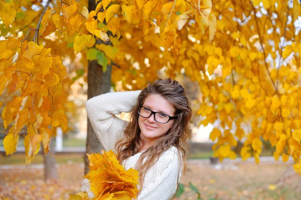Beautiful young woman with yellow autumn wreath on bright backgr — Stock Photo, Image