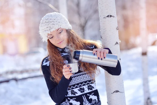 冬の森で熱いお茶を飲む女の子 — ストック写真