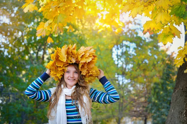 Porträt der schönen attraktiven, stilvollen jungen Frau im Herbst p — Stockfoto