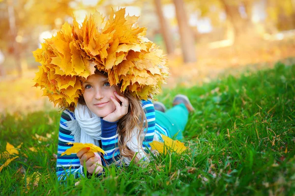 Young woman holding autumn leaves — Stock Photo, Image
