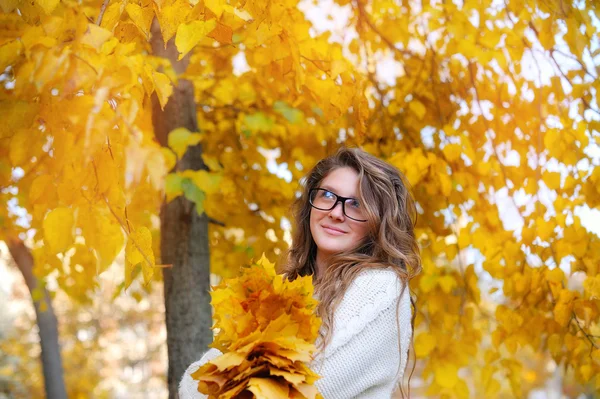 Jeune fille-étudiante souriante dans des lunettes de près contre jaune au — Photo