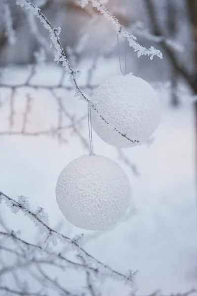 Hristmas topları beyaz karlı zemin üzerine — Stok fotoğraf