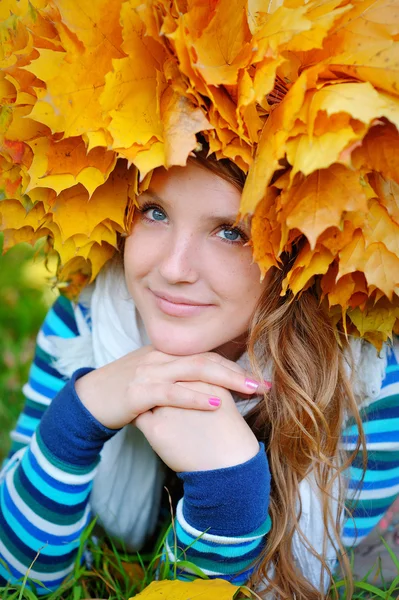Beautiful young woman in autumn park — Stock Photo, Image