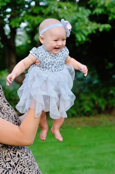 小さな赤ちゃん女の子ポートレート屋外。自然表現にかわいい子 — ストック写真