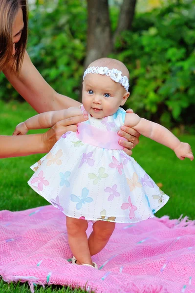 Bebé niña en un vestido rosa —  Fotos de Stock