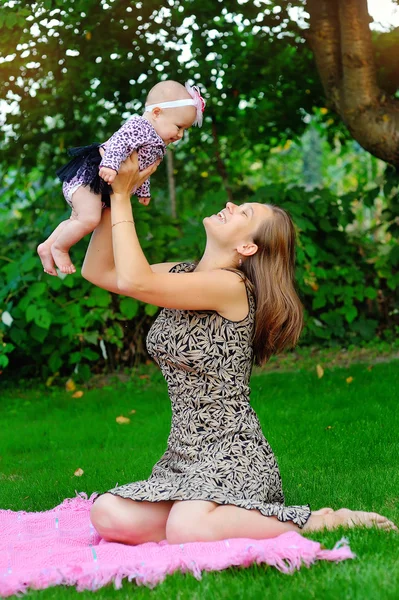 Mutter und Tochter lächeln im Park — Stockfoto