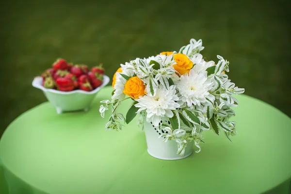 Centrotavola floreale al ricevimento di nozze — Foto Stock