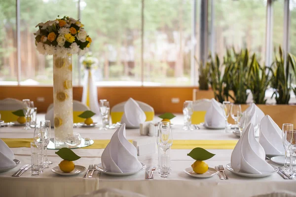 Mesa servida con platos y vasos — Foto de Stock