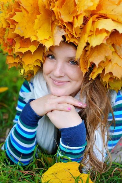 Happy smiling girl in autumn park, top view — Stock Photo, Image