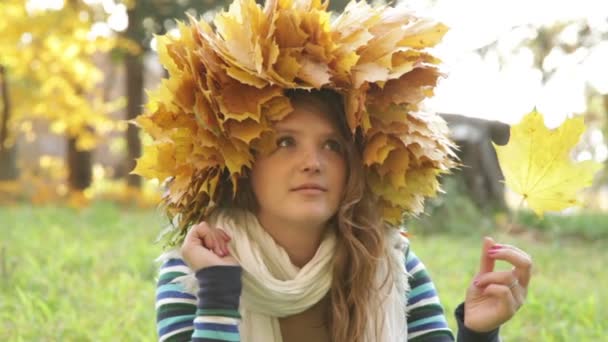 Весела жінка розслабляється в красивий осінній день — стокове відео
