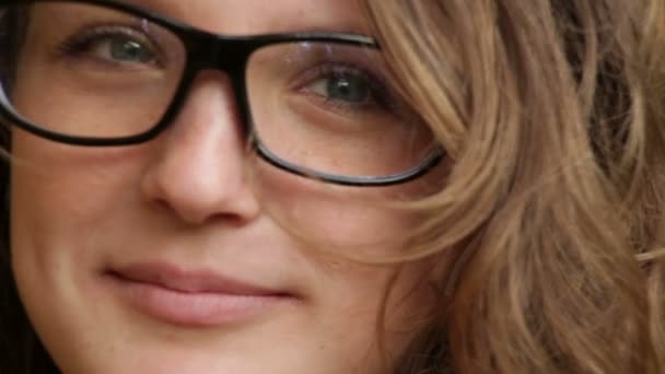 Mädchen mit Brille im Herbstpark auf Laub — Stockvideo