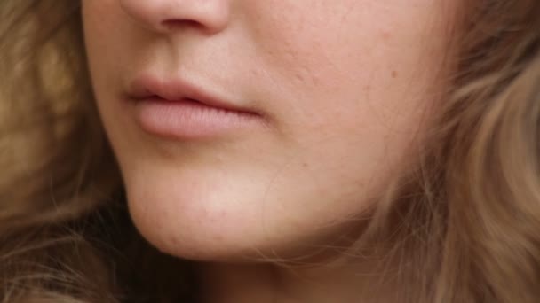 Retrato de cerca de una joven con labios hermosos — Vídeos de Stock