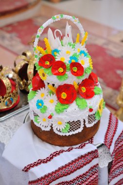 Düğün pastası rushnyk üzerinde kırmızı haşhaş dekore edilmiştir.