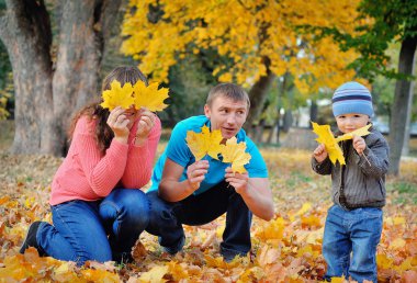 Mutlu güzel aile rahatlatıcı sonbahar Park 