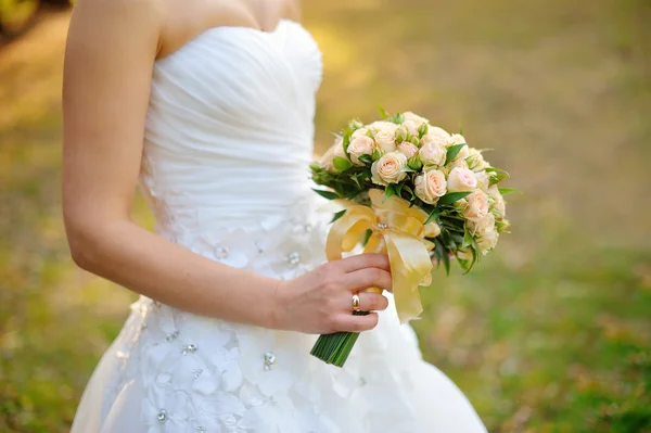 Bröllopsbukett i händerna på bruden — Stockfoto