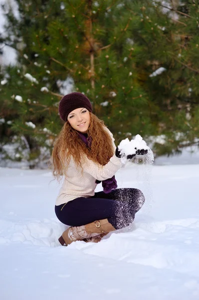 Όμορφη κοπέλα το χειμώνα κρατά το χιόνι — Φωτογραφία Αρχείου