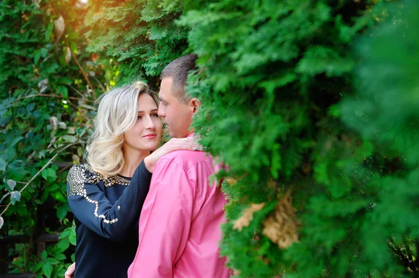 Pretty couple resting in sunny summer park, love, relationships — Stock Photo, Image