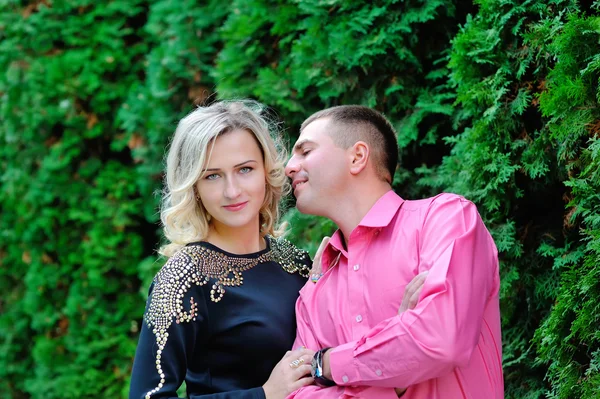 Man and woman in love kissing in the park — Stock Photo, Image