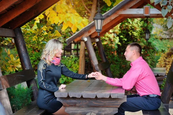 Lovers on a bench in the park — Stock Photo, Image