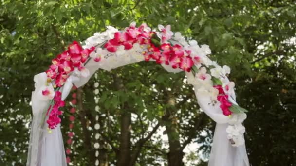 Bröllop båge med blommor på gräset — Stockvideo