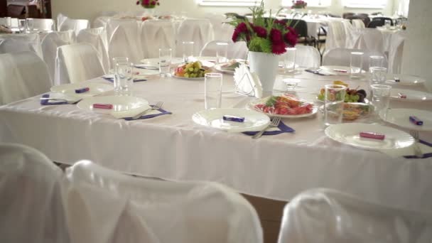 Maravilhosamente decorado mesa de casamento — Vídeo de Stock