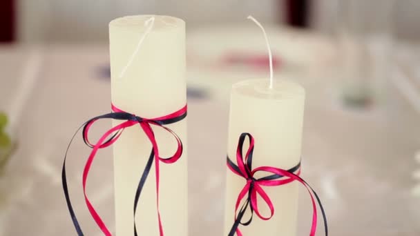 Hermosas velas blancas sobre una mesa — Vídeos de Stock