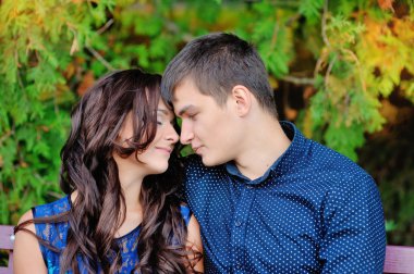 bankta oturan aşık genç çift romantik bir an