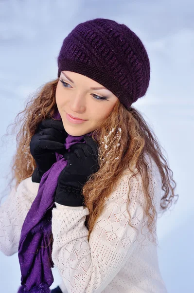 Menina bonita em um chapéu de inverno de malha roxo e cachecol — Fotografia de Stock