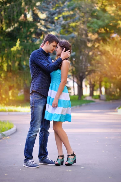 Primer plano de pareja amorosa al aire libre —  Fotos de Stock