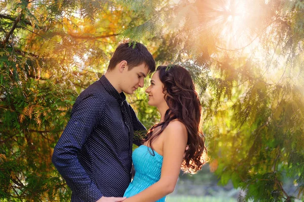 Woman and man in the park, backlit sun — Stock Photo, Image