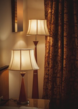 Masanın üzerinde odadaki lamba 