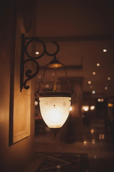 Arabská lampa svítí v noci — Stock fotografie