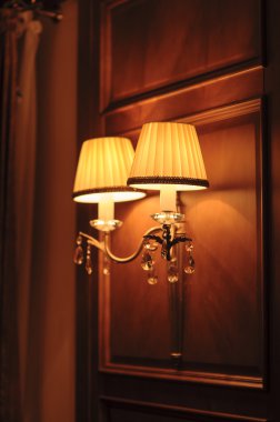 Geceleri elektrik lambası yaktı