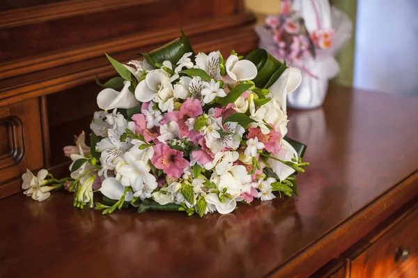 Свадебный розовый букет на столе — стоковое фото