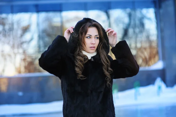 Beautiful girl in winter fur coat — Stock Photo, Image